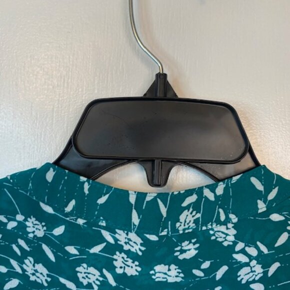 Fun 2 Fun Green lightweight floral top - Picture 6 of 7